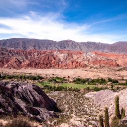 Quebrada de Humahuaca erstrahlt in vollem Glanz: Aufgenommen mit einem Weitwinkelobjektiv direkt vor dieser atemberaubenden Sehenswürdigkeit in Humahuaca