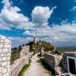 Rozafa-Festung erstrahlt in vollem Glanz: Aufgenommen mit einem Weitwinkelobjektiv direkt vor dieser atemberaubenden Sehenswürdigkeit in Tirana