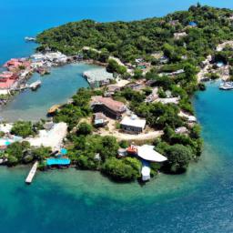 Roatan Institute for Marine Sciences erstrahlt in vollem Glanz: Aufgenommen mit einem Weitwinkelobjektiv direkt vor dieser atemberaubenden Sehenswürdigkeit in Roatan