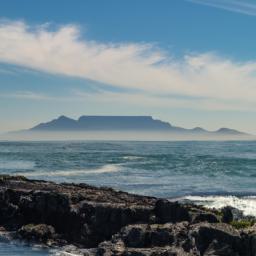 Robben Island erstrahlt in vollem Glanz: Aufgenommen mit einem Weitwinkelobjektiv direkt vor dieser atemberaubenden Sehenswürdigkeit in Südafrika