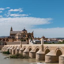 Roman Bridge of Cordoba erstrahlt in vollem Glanz: Aufgenommen mit einem Weitwinkelobjektiv direkt vor dieser atemberaubenden Sehenswürdigkeit in Cordoba