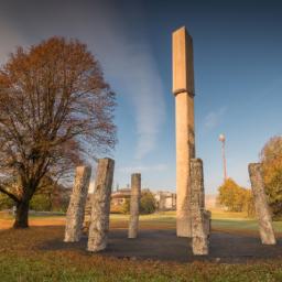 Roman Stone Collection erstrahlt in vollem Glanz: Aufgenommen mit einem Weitwinkelobjektiv direkt vor dieser atemberaubenden Sehenswürdigkeit in Sopron