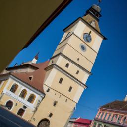 Ratsturm Sibiu erstrahlt in vollem Glanz: Aufgenommen mit einem Weitwinkelobjektiv direkt vor dieser atemberaubenden Sehenswürdigkeit in Sibiu