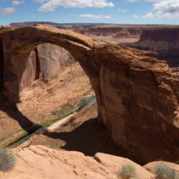 Rainbow Bridge National Monument erstrahlt in vollem Glanz: Aufgenommen mit einem Weitwinkelobjektiv direkt vor dieser atemberaubenden Sehenswürdigkeit in Lake Powell