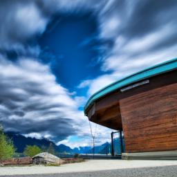 Revelstoke Dam Visitor Centre erstrahlt in vollem Glanz: Aufgenommen mit einem Weitwinkelobjektiv direkt vor dieser atemberaubenden Sehenswürdigkeit in Revelstoke