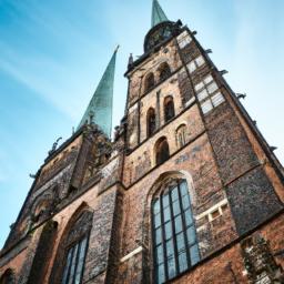 Rigaer Dom erstrahlt in vollem Glanz: Aufgenommen mit einem Weitwinkelobjektiv direkt vor dieser atemberaubenden Sehenswürdigkeit in Lettland