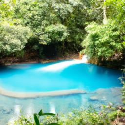 Rio Celeste erstrahlt in vollem Glanz: Aufgenommen mit einem Weitwinkelobjektiv direkt vor dieser atemberaubenden Sehenswürdigkeit in La Fortuna