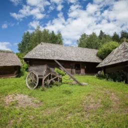 Rumšiškės Freilichtmuseum erstrahlt in vollem Glanz: Aufgenommen mit einem Weitwinkelobjektiv direkt vor dieser atemberaubenden Sehenswürdigkeit in Litauen