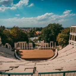 Römische Amphitheater von Plovdiv erstrahlt in vollem Glanz: Aufgenommen mit einem Weitwinkelobjektiv direkt vor dieser atemberaubenden Sehenswürdigkeit in Plovdiv