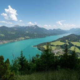 Wolfgangsee erstrahlt in vollem Glanz: Aufgenommen mit einem Weitwinkelobjektiv direkt vor dieser atemberaubenden Sehenswürdigkeit in Wolfgangsee