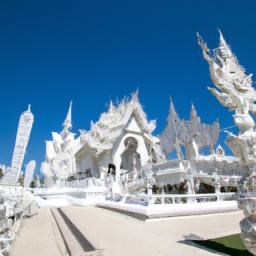 Wat Rong Khun erstrahlt in vollem Glanz: Aufgenommen mit einem Weitwinkelobjektiv direkt vor dieser atemberaubenden Sehenswürdigkeit in Thailand