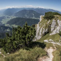 Wanderweg Galinakopf erstrahlt in vollem Glanz: Aufgenommen mit einem Weitwinkelobjektiv direkt vor dieser atemberaubenden Sehenswürdigkeit in Triesenberg