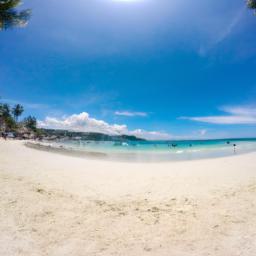 White Beach Boracay erstrahlt in vollem Glanz: Aufgenommen mit einem Weitwinkelobjektiv direkt vor dieser atemberaubenden Sehenswürdigkeit in Philippinen