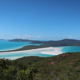 Whitsunday Islands erstrahlt in vollem Glanz: Aufgenommen mit einem Weitwinkelobjektiv direkt vor dieser atemberaubenden Sehenswürdigkeit in Australien