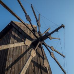 Windmühle von Nessebar erstrahlt in vollem Glanz: Aufgenommen mit einem Weitwinkelobjektiv direkt vor dieser atemberaubenden Sehenswürdigkeit in Nessebar