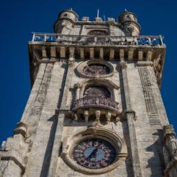 Torre do Relogio erstrahlt in vollem Glanz: Aufgenommen mit einem Weitwinkelobjektiv direkt vor dieser atemberaubenden Sehenswürdigkeit in Albufeira