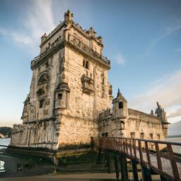 Torre de Belém erstrahlt in vollem Glanz: Aufgenommen mit einem Weitwinkelobjektiv direkt vor dieser atemberaubenden Sehenswürdigkeit in Portugal