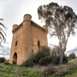 Torre de San Martín erstrahlt in vollem Glanz: Aufgenommen mit einem Weitwinkelobjektiv direkt vor dieser atemberaubenden Sehenswürdigkeit in Toledo