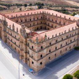 Tavera Hospital erstrahlt in vollem Glanz: Aufgenommen mit einem Weitwinkelobjektiv direkt vor dieser atemberaubenden Sehenswürdigkeit in Toledo