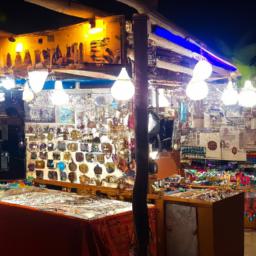 Tamarindo Night Market erstrahlt in vollem Glanz: Aufgenommen mit einem Weitwinkelobjektiv direkt vor dieser atemberaubenden Sehenswürdigkeit in Tamarindo