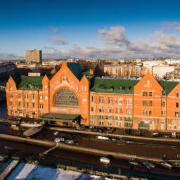 Tampere Market Hall erstrahlt in vollem Glanz: Aufgenommen mit einem Weitwinkelobjektiv direkt vor dieser atemberaubenden Sehenswürdigkeit in Tampere