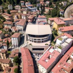 Teatro Titano erstrahlt in vollem Glanz: Aufgenommen mit einem Weitwinkelobjektiv direkt vor dieser atemberaubenden Sehenswürdigkeit in San Marino