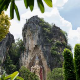 Tham Kong Lo erstrahlt in vollem Glanz: Aufgenommen mit einem Weitwinkelobjektiv direkt vor dieser atemberaubenden Sehenswürdigkeit in Laos