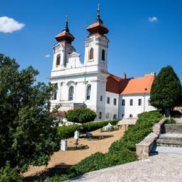 Tihany Abbey erstrahlt in vollem Glanz: Aufgenommen mit einem Weitwinkelobjektiv direkt vor dieser atemberaubenden Sehenswürdigkeit in Balaton