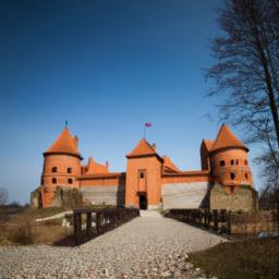 Trakai Burg erstrahlt in vollem Glanz: Aufgenommen mit einem Weitwinkelobjektiv direkt vor dieser atemberaubenden Sehenswürdigkeit in Litauen