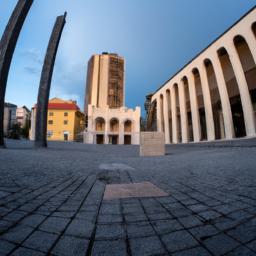 Trg Republike, Podgorica erstrahlt in vollem Glanz: Aufgenommen mit einem Weitwinkelobjektiv direkt vor dieser atemberaubenden Sehenswürdigkeit in Podgorica