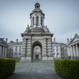 Trinity College Dublin erstrahlt in vollem Glanz: Aufgenommen mit einem Weitwinkelobjektiv direkt vor dieser atemberaubenden Sehenswürdigkeit in Irland