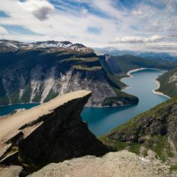 Trolltunga erstrahlt in vollem Glanz: Aufgenommen mit einem Weitwinkelobjektiv direkt vor dieser atemberaubenden Sehenswürdigkeit in Norwegen