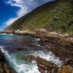 Tsitsikamma Nationalpark erstrahlt in vollem Glanz: Aufgenommen mit einem Weitwinkelobjektiv direkt vor dieser atemberaubenden Sehenswürdigkeit in Südafrika