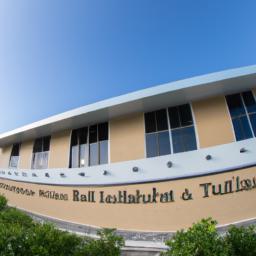 Tuvalu National Library erstrahlt in vollem Glanz: Aufgenommen mit einem Weitwinkelobjektiv direkt vor dieser atemberaubenden Sehenswürdigkeit in Tuvalu