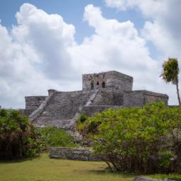 Tulum Archaeological Site erstrahlt in vollem Glanz: Aufgenommen mit einem Weitwinkelobjektiv direkt vor dieser atemberaubenden Sehenswürdigkeit in Tulum