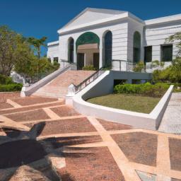 Turks and Caicos National Museum erstrahlt in vollem Glanz: Aufgenommen mit einem Weitwinkelobjektiv direkt vor dieser atemberaubenden Sehenswürdigkeit in Turks- und Caicosinseln