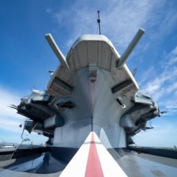 USS Yorktown CV-10 erstrahlt in vollem Glanz: Aufgenommen mit einem Weitwinkelobjektiv direkt vor dieser atemberaubenden Sehenswürdigkeit in Charleston Sc