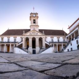 Universität Coimbra erstrahlt in vollem Glanz: Aufgenommen mit einem Weitwinkelobjektiv direkt vor dieser atemberaubenden Sehenswürdigkeit in Coimbra