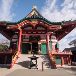 Ueno Park, Tokyo erstrahlt in vollem Glanz: Aufgenommen mit einem Weitwinkelobjektiv direkt vor dieser atemberaubenden Sehenswürdigkeit in Japan