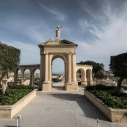 Upper Barrakka Gardens erstrahlt in vollem Glanz: Aufgenommen mit einem Weitwinkelobjektiv direkt vor dieser atemberaubenden Sehenswürdigkeit in Valetta