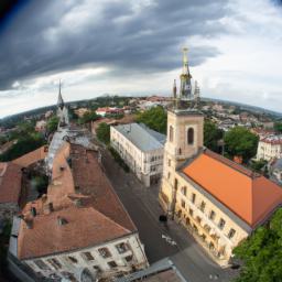 Užupis Republik erstrahlt in vollem Glanz: Aufgenommen mit einem Weitwinkelobjektiv direkt vor dieser atemberaubenden Sehenswürdigkeit in Vilnius