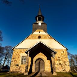 Valjala Kirche erstrahlt in vollem Glanz: Aufgenommen mit einem Weitwinkelobjektiv direkt vor dieser atemberaubenden Sehenswürdigkeit in Saaremaa