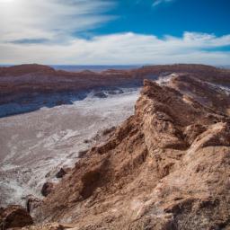 Valle de la Luna erstrahlt in vollem Glanz: Aufgenommen mit einem Weitwinkelobjektiv direkt vor dieser atemberaubenden Sehenswürdigkeit in Chile