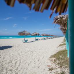 Varadero Strand erstrahlt in vollem Glanz: Aufgenommen mit einem Weitwinkelobjektiv direkt vor dieser atemberaubenden Sehenswürdigkeit in Kuba