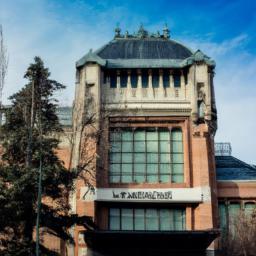 Victor Hugo Museum erstrahlt in vollem Glanz: Aufgenommen mit einem Weitwinkelobjektiv direkt vor dieser atemberaubenden Sehenswürdigkeit in Vianden