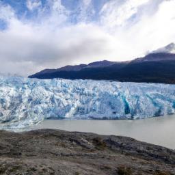 Viedma Glacier erstrahlt in vollem Glanz: Aufgenommen mit einem Weitwinkelobjektiv direkt vor dieser atemberaubenden Sehenswürdigkeit in El Chalten