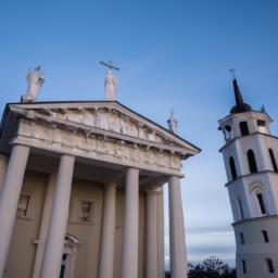 Vilnius Kathedrale erstrahlt in vollem Glanz: Aufgenommen mit einem Weitwinkelobjektiv direkt vor dieser atemberaubenden Sehenswürdigkeit in Vilnius