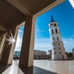 Vilnius Rathaus erstrahlt in vollem Glanz: Aufgenommen mit einem Weitwinkelobjektiv direkt vor dieser atemberaubenden Sehenswürdigkeit in Vilnius