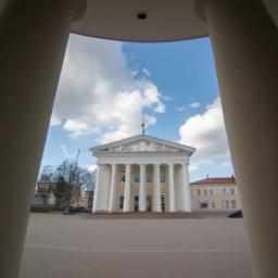 Vilnius Universität erstrahlt in vollem Glanz: Aufgenommen mit einem Weitwinkelobjektiv direkt vor dieser atemberaubenden Sehenswürdigkeit in Litauen