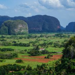 Vinales Valley erstrahlt in vollem Glanz: Aufgenommen mit einem Weitwinkelobjektiv direkt vor dieser atemberaubenden Sehenswürdigkeit in Vinales